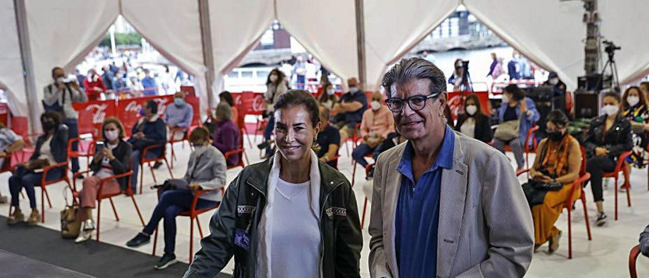 Carmen Posadas, junto Juan Bolea en la presentación del libro. | M. León