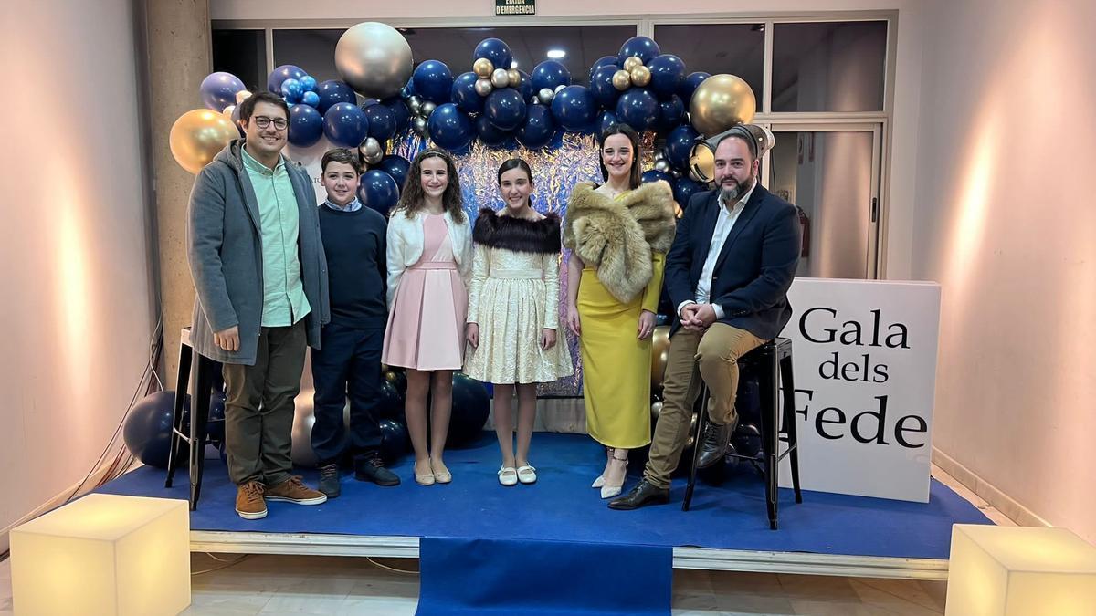 Los representantes de la comisión de Màrtirs junto a las Falleras Mayores y el presidente de la FdF