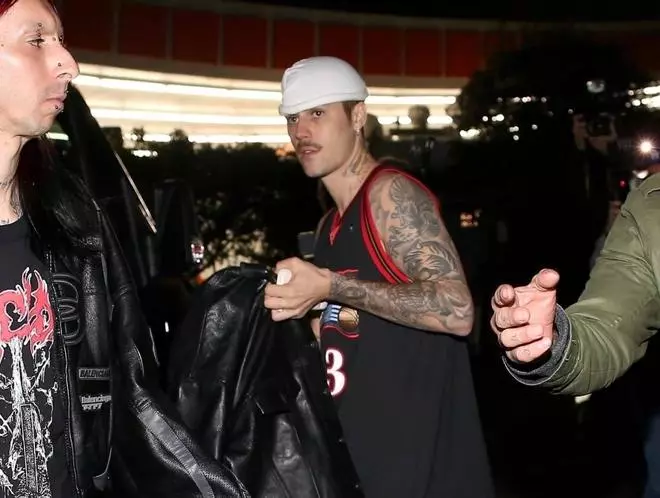 Los fotógrafos pillan a Justin Bieber al borde del colapso