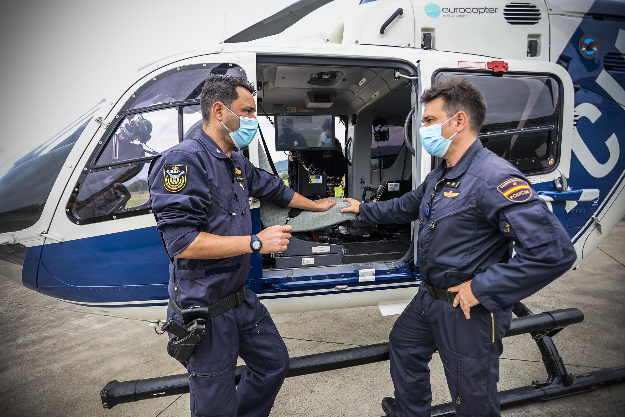 Sobrevolamos Asturias en el helicóptero de la Policía Nacional: esto es lo que ven