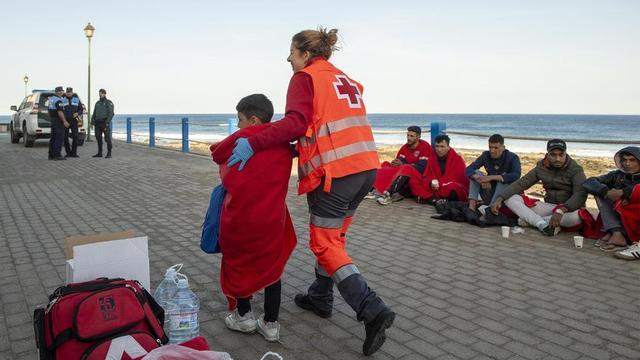 Una fotografia d’arxiu d’un menor sent assistit per la creu roja.