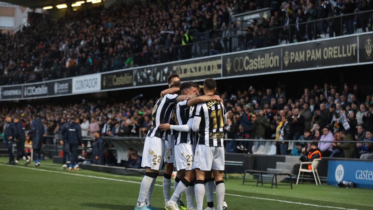 Los jugadores albinegros celebran uno de los goles durante la victoria en Castalia contra el líder Eldense.