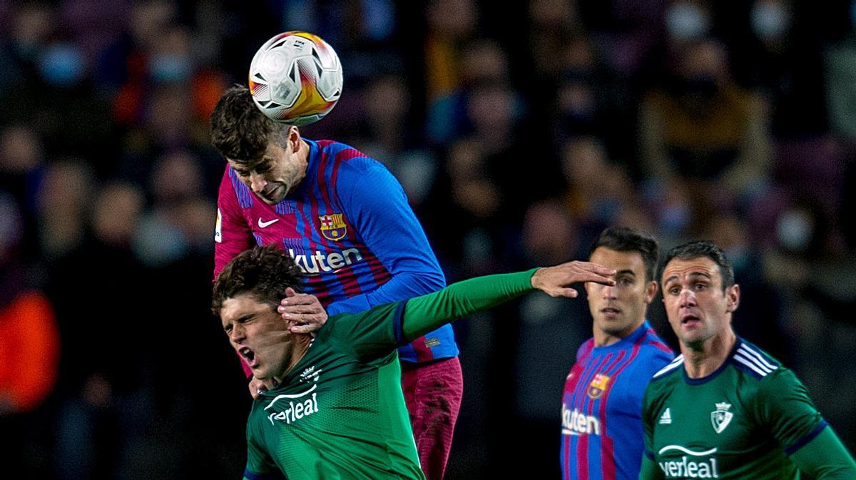 Piqué despeja un balón en el Barça-Osasuna del Camp Nou.