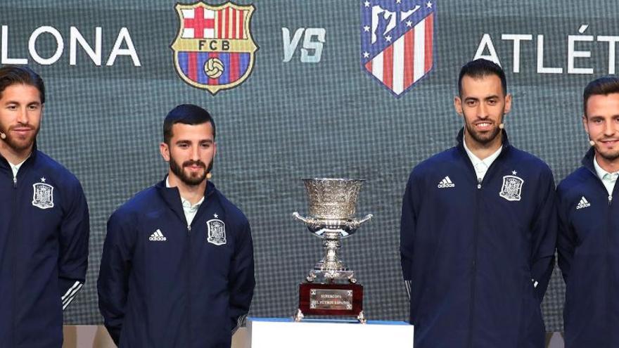 Sergio Ramos, José Luis Gayá, Sergio Busquets i Saul Ñíguez al final del sorteig