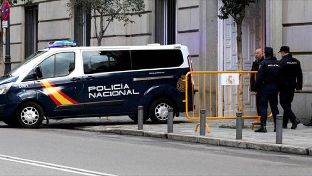 La furgoneta que condujo a los políticos ante el Tribunal Supremo, ayer.