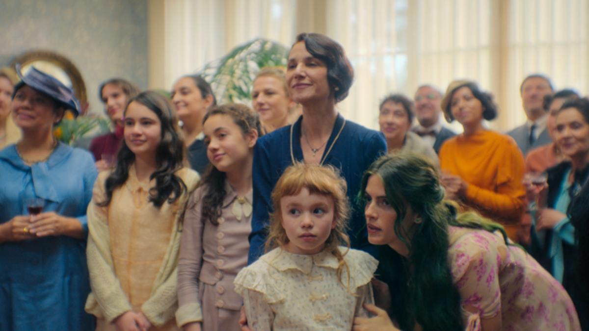 Fotograma de 'La casa de los espíritus' aparece toda la familia