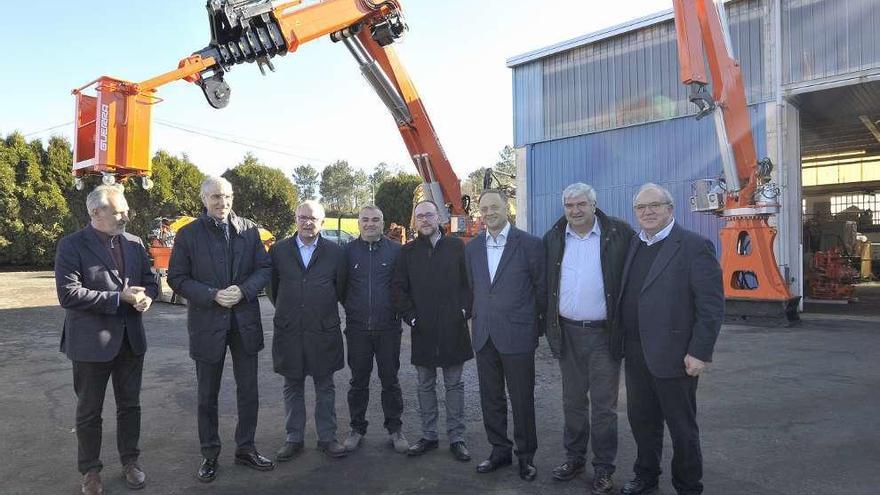 Francisco Conde junto a otros presentes durante su visita a la firma Industrias Guerra de Cruces. // Bernabé/Javier Lalín