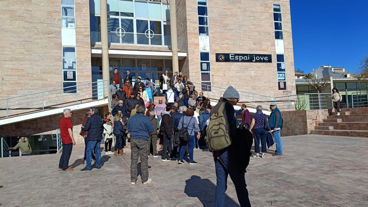 Los residentes de Finca Terol en Castalla el pasado sábado, donde se celebró la reunión en el Aula de Cultura