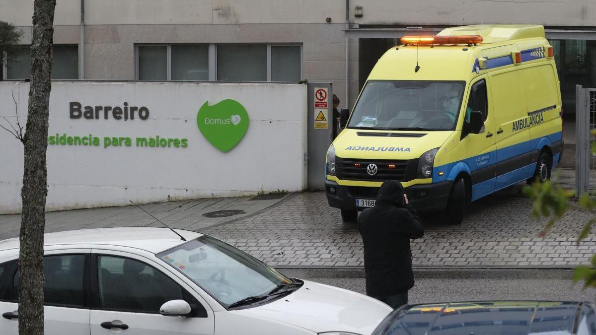 Una ambulancia sale de la residencia DomusVi Barreiro, en Vigo. // Ricardo Grobas