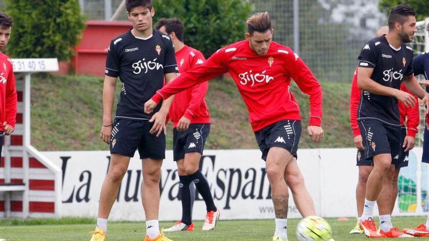 Sanabria ejecuta una rabona ante la presencia de Jorge Meré.