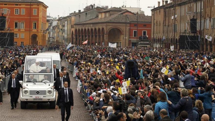 El Papa visita la zona de Italia afectada por varios terremotos en el 2012