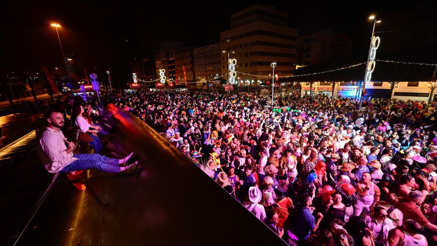 Las noches de Carnaval en Las Palmas de Gran Canaria seguirán este lunes pese a la lluvia