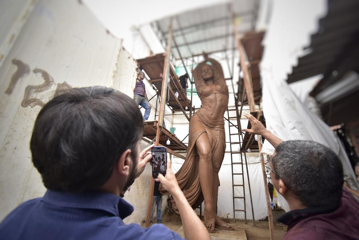 La gigantesca escultura de Shakira, al detalle