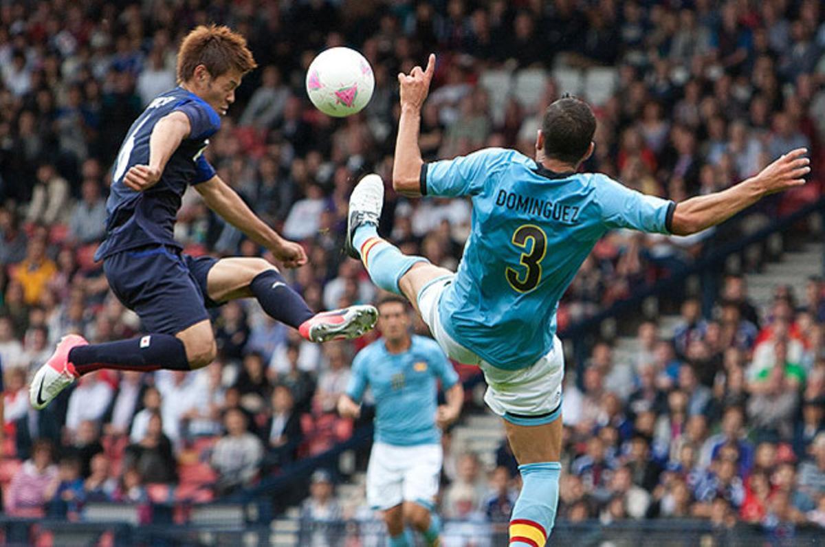 Álvaro Domínguez, de la selecció espanyola sub-21 (dreta), lluita amb Taisuke Muramatsu, de l’equip japonès, en el partit de grup D, als Jocs de Londres.