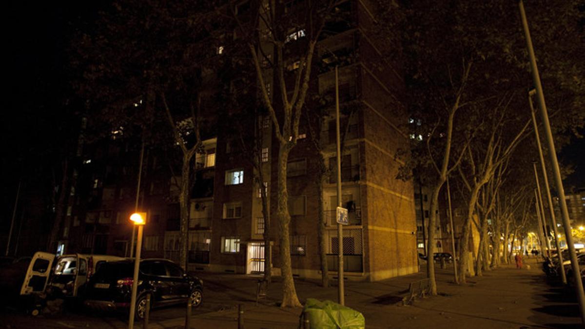 Apagón en la calle de Menorca esquina con la Rambla de Prim, en Barcelona.