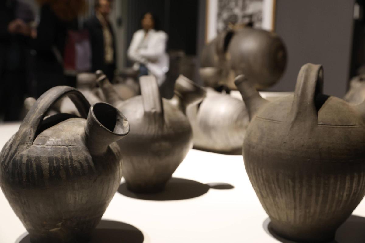 La inauguración de la muestra sobre la cerámica negra de Llamas del Mouro, en imágenes La inauguración de la muestra sobre la cerámica negra de Llamas del Mouro, en imágenes