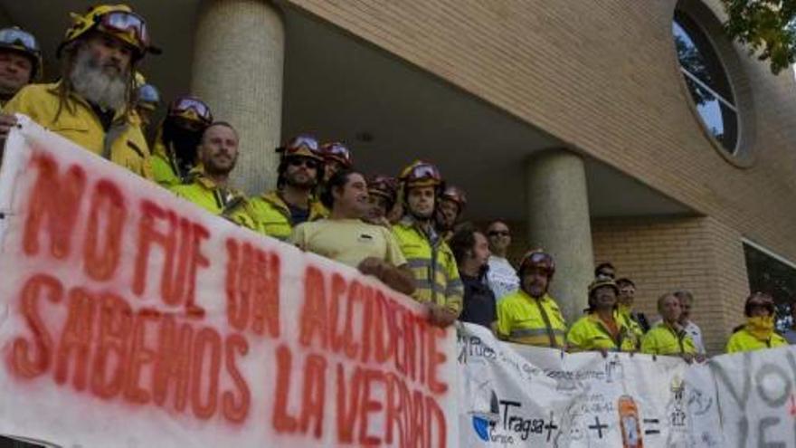 Los brigadistas medioambientales se concentraron ayer ante las puertas de la sede de Tragsa en Alicante esgrimiendo pancartas reivindicativas.