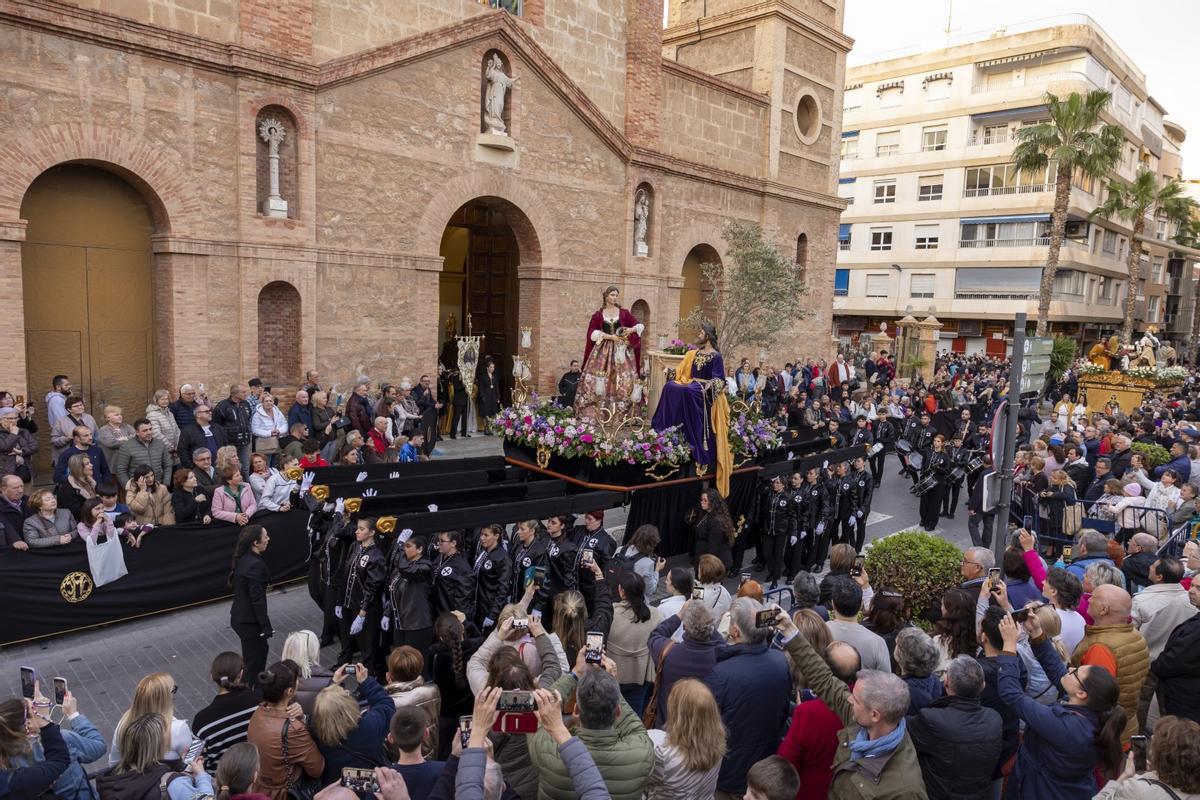 Las quince cofradías de la Semana Santa de Torrevieja recorrieron las calles en Viernes Santo Las quince cofradías de la Semana Santa de Torrevieja recorrieron las calles en Viernes Santo