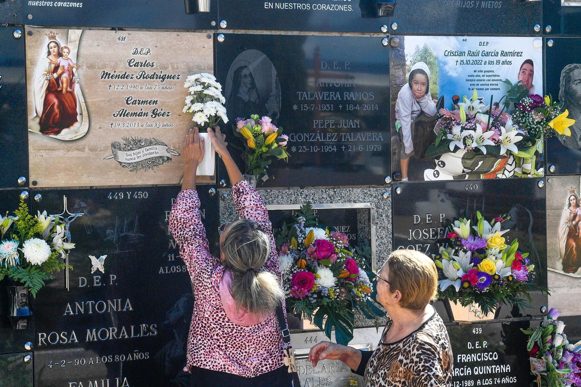 Día de Todos los Santos en cementerios de Gran Canaria