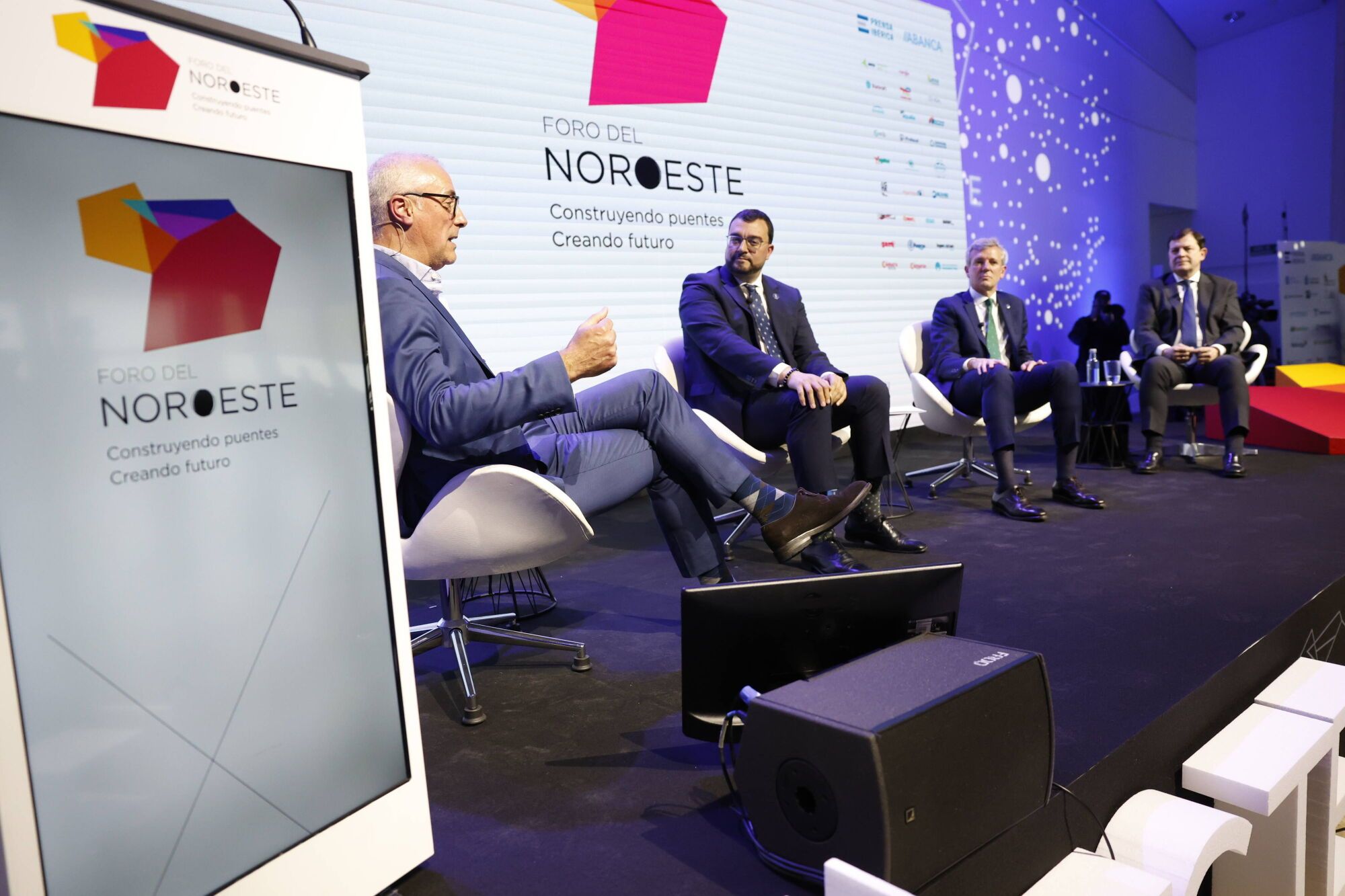 Un momento de la mesa "Oportunidades del Noroeste’", moderada por el director de Faro de Vigo, con Alfonso Rueda, presidente de la Xunta de Galicia, Adrián Barbón, presidente del Principado de Asturias, y Alfonso F. Mañueco, presidente de la Junta de Castilla y León.