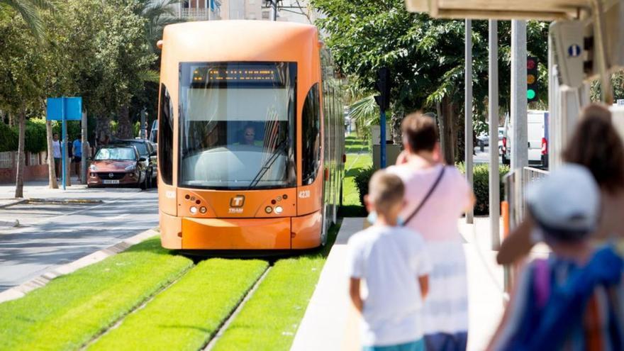 Usuarios del Tram en una parada de Playa de San Juan. | JOSE NAVARRO