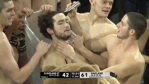 Un aficionado del equipo de baloncesto de la Universidad de Oklahoma se rapa en directo para distraer a un jugador del equipo rival durante los tiros libres
