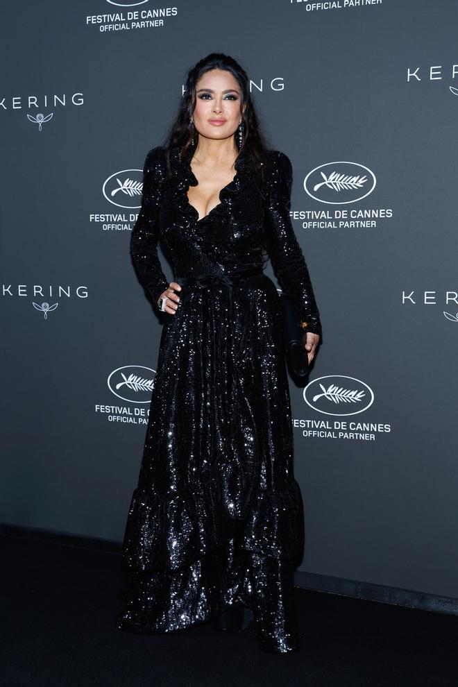 Salma Hayek con vestido negro de lentejuelas