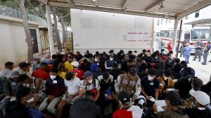 Migrantes esperando en el centro de acogida de Lampedusa en la jornada del 15 de junio