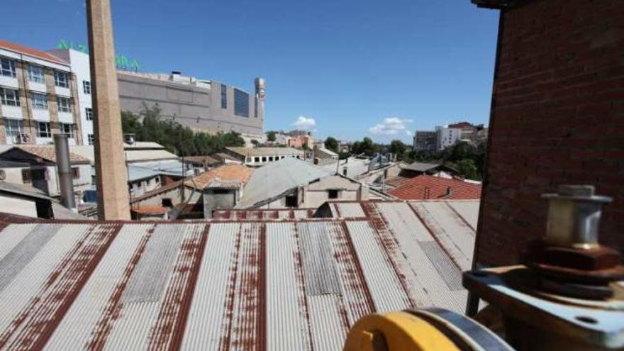 La chimenea del complejo será conservada.