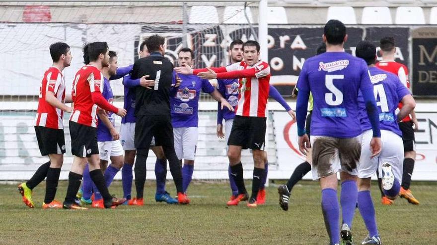 Tensión entre los equipos tras decretar el árbitro un libre indirecto contra el Zamora.