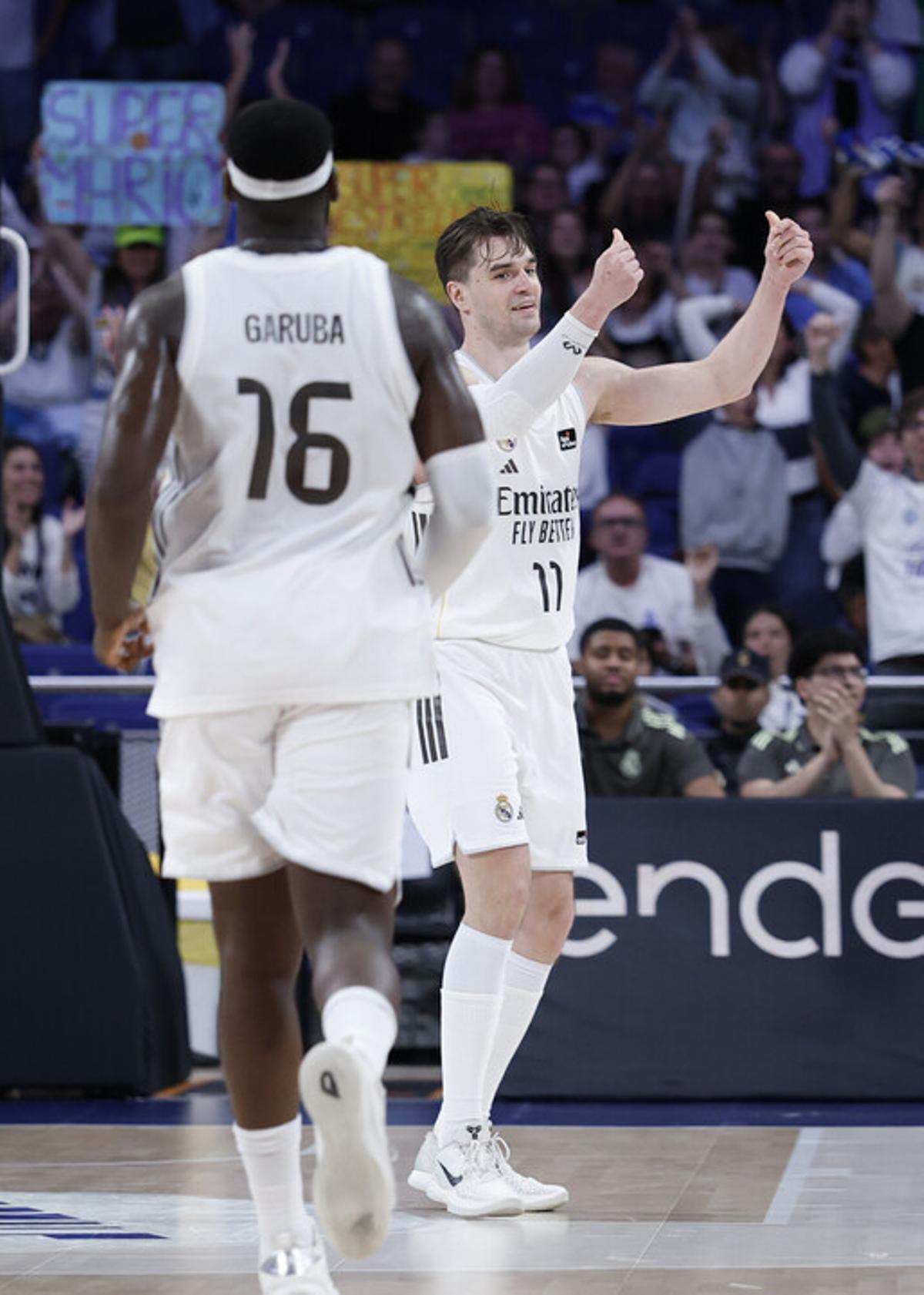 Mario Hezonja hace el gesto del dinero tras anotar el triple lejano que le hizo ganar el reto a DAZN.