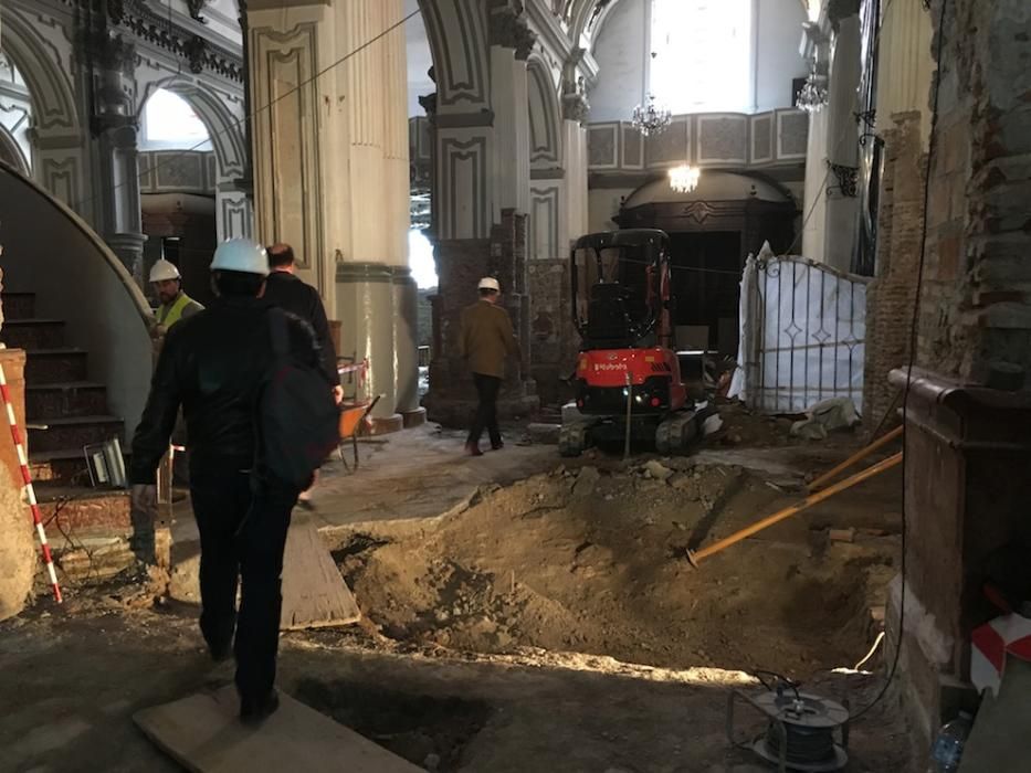 Visita a las obras del interior de la iglesia de Santiago