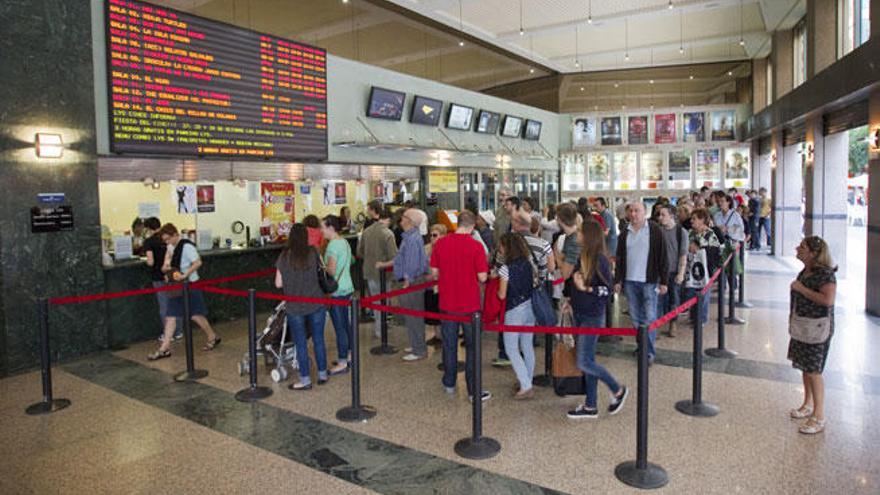 Espectadores hacen cola para asistir al cine.