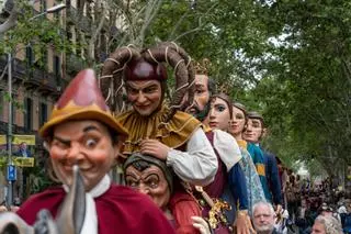 Más de 600 gigantes desfilan en Barcelona para conmemorar los 600 años de esta tradición