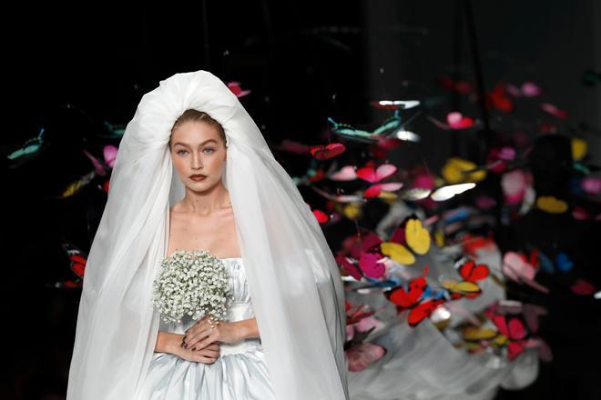 Gigi Hadid vestida de novia en el desfile de Moschino