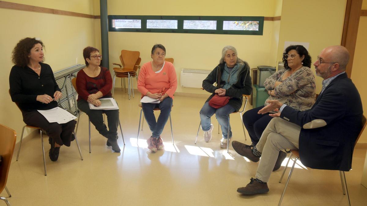 L'advocada Montse Vinyets, familiars de les víctimes i l'alcalde de Bescanó, durant una reunió celebrada aquest matí arran de les demandes.