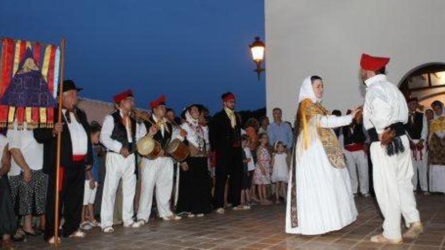 Baile payés en la plaza de la iglesia en una imagen de archivo.