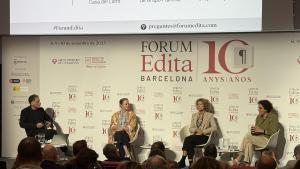 Sandra López-Barrantes, Elena Ramírez y Luisa Gutiérrez, durante la mesa redonda moderada por Antonio Iturbe