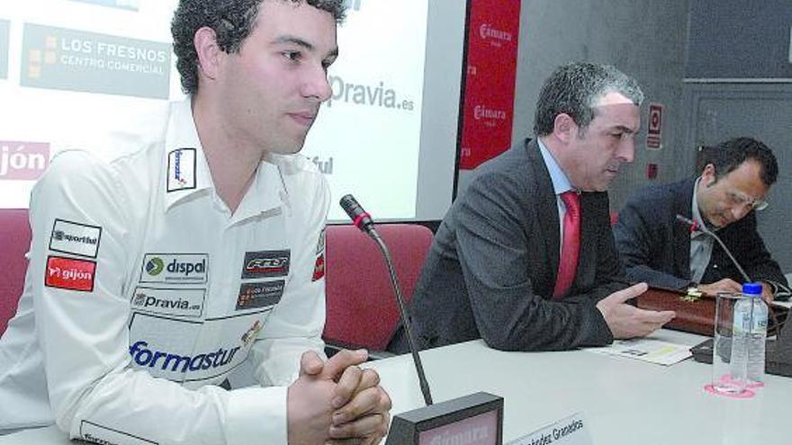 Juan Menéndez Granados, en primer término, Luis Valdés y Mario Bango, durante el acto de presentación.