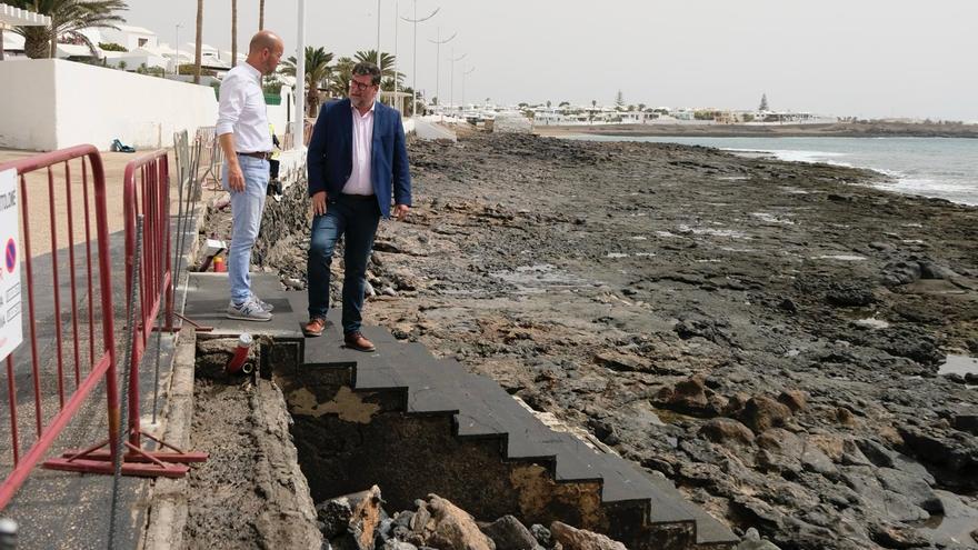 San Bartolomé restaura los trozos del muro que tumbó la marea en la avenida de Playa Honda