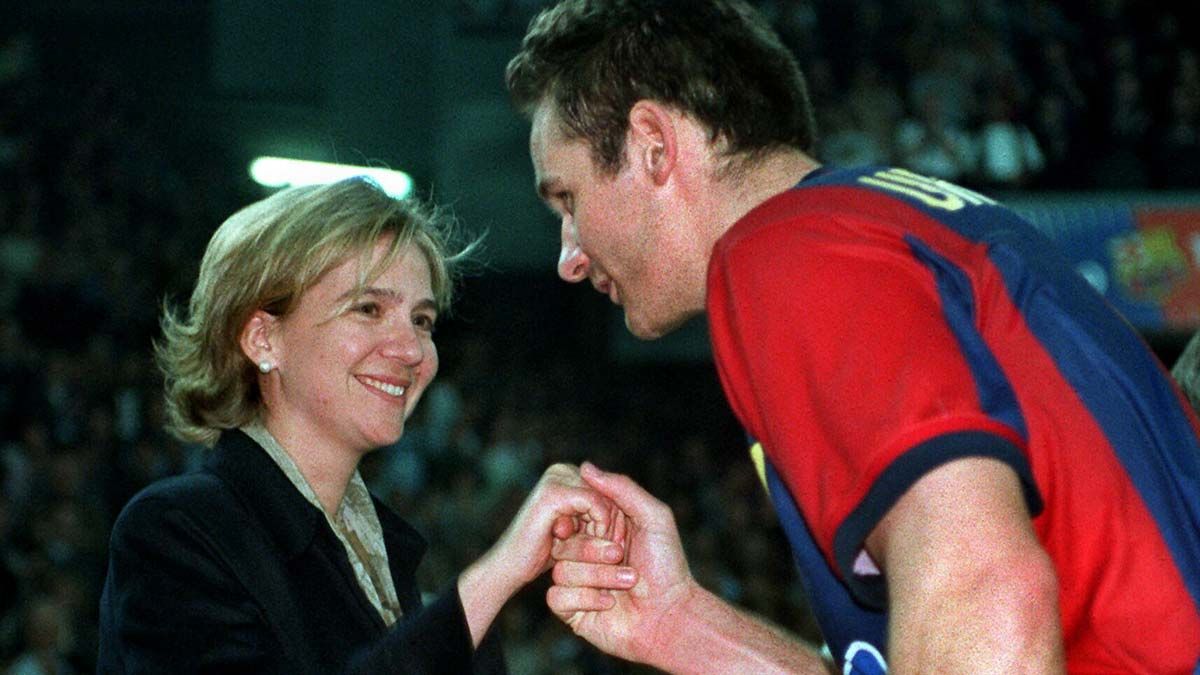 Iñaki Urdangarin besa la mano de su esposa, la infanta Cristina, al término de un partido en el que el Barcelona se proclamó campeón de Europa de Balonmano, en abril de 1999