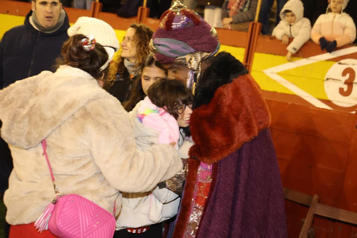 Alicante se rinde a los Reyes Magos pese a la lluvia: así se vivió la recepción en la plaza de toros
