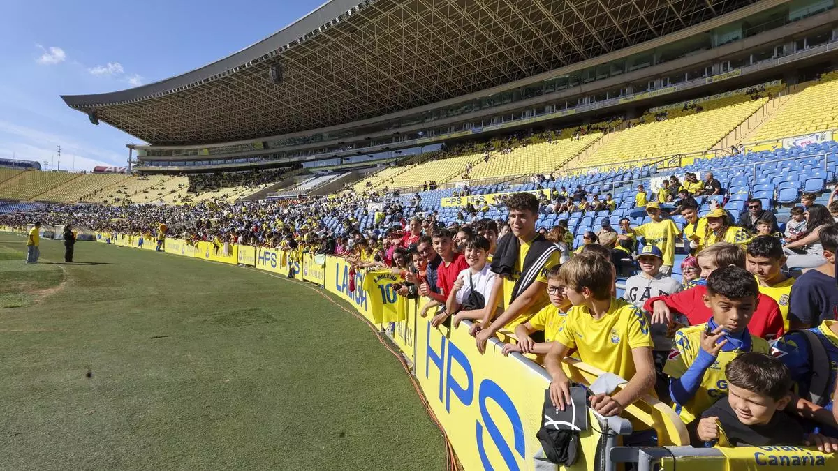 La UD Las Palmas se entrega al pueblo: cuatro mil almas en plena 'Sandromanía' y Fábio 'Silvamanía'