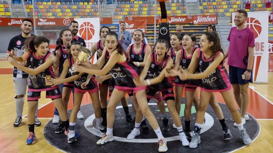 Las infantiles del Odilo Cartagena, celebrando el título. | FBRM