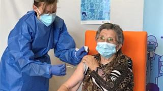Leocadia Peña, la primera catalana en ser inmunizada contra el covid-19