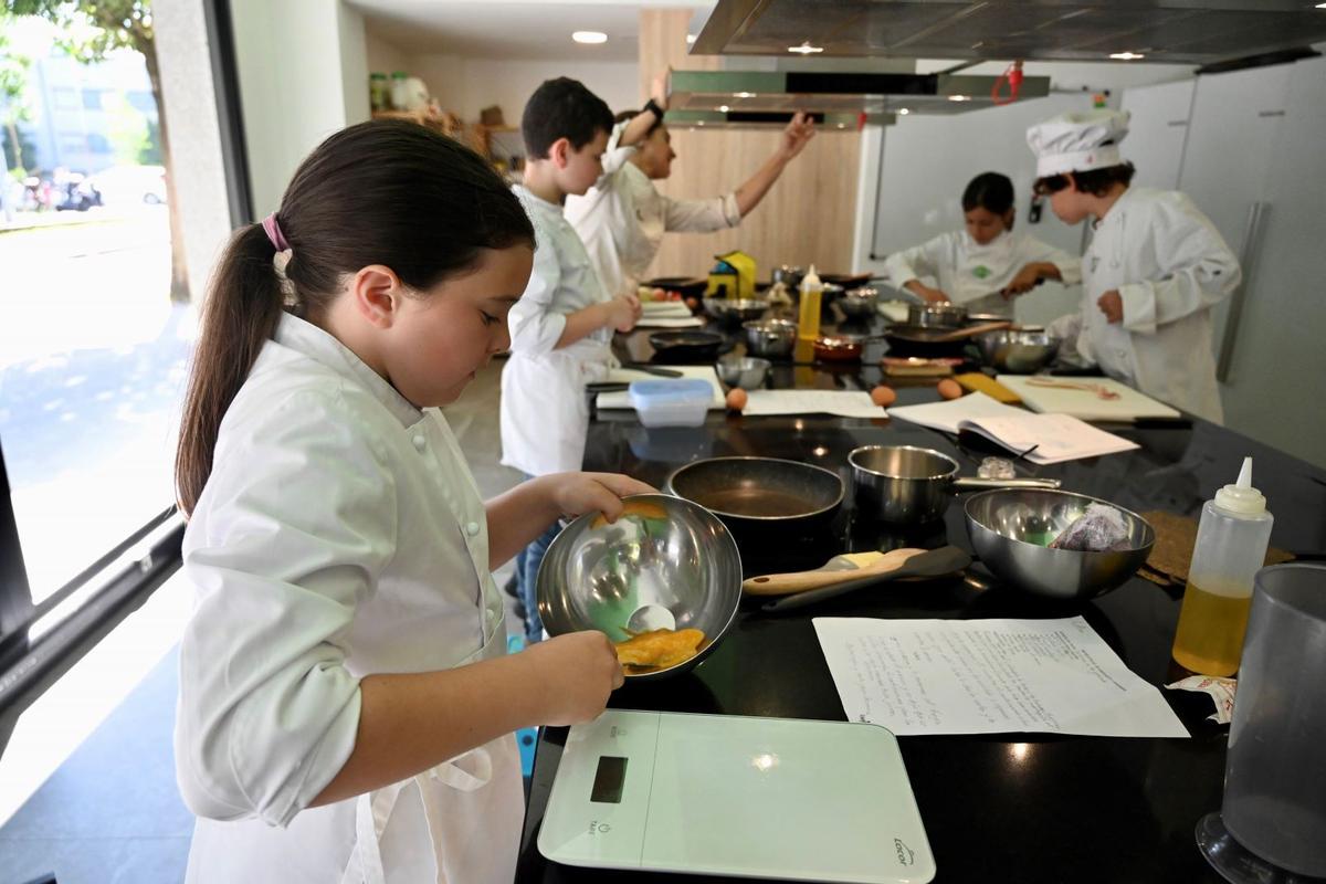 Una alumna siguiendo una receta en Cousiñas.