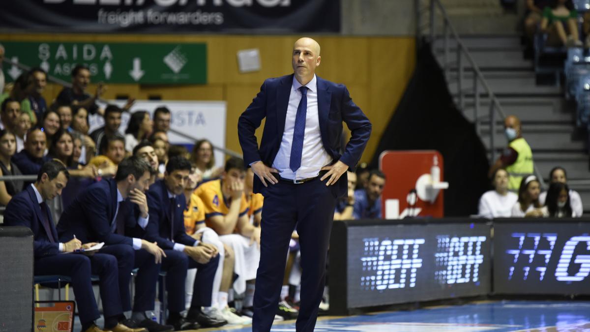 Joan Peñarroya, entrenador del Valencia BC, en el partido de este sábado en la cancha del Monbus Obradoiro