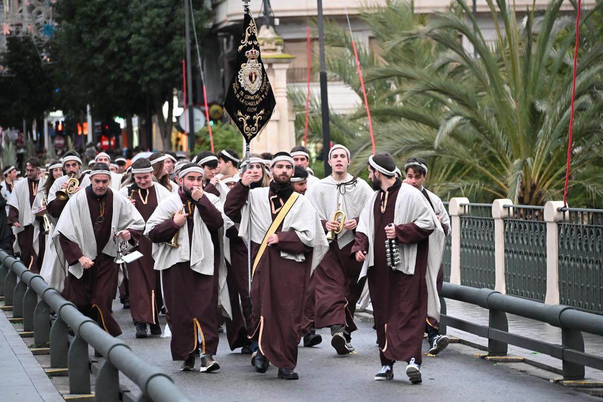 Los Reyes Magos recorren las calles de Elche a pesar de la amenaza de lluvia