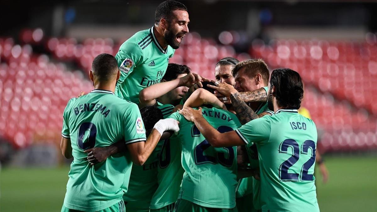 Los jugadores del Madrid celebran el tanto de Benzema ante el Granada