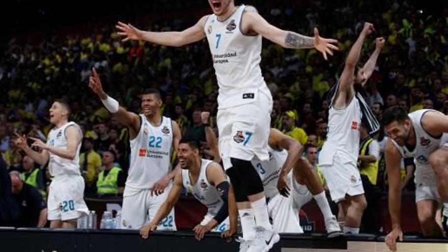 Luka Doncic salta de la banqueta per celebrar el títol de campió d&#039;Europa del Reial Madrid